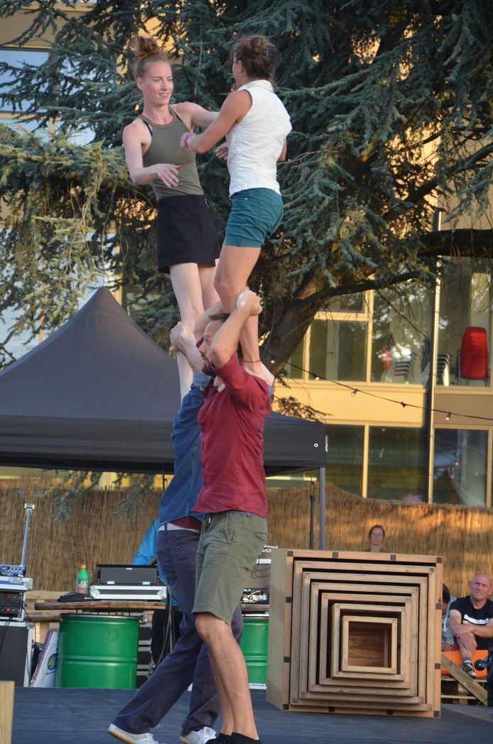 ‘Common Ground’ tijdens circus- en straattheaterfestival 'De Donderdagen' in pop-uparena Inghelant op de OCMW-site in Ninove.