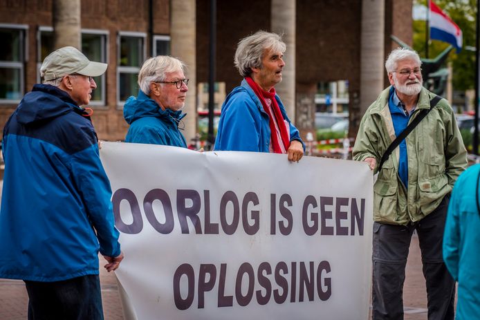 Actievoerders van Enschede voor Vrede waarschuwen Hengelo tegen het dreigende oorlogsgeweld in het Middellandse Zee-gebied.