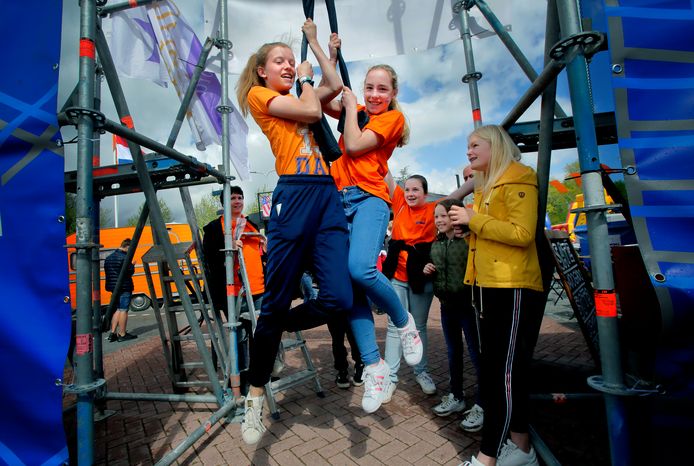 Spijkerbroekhangen, zoals vorig jaar op Koningsdag in Heinenoord, zit er dit jaar niet in. Wel is er de Huiskamer Quiz.