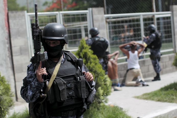 Salvadoraanse politie bij een actie tegen een van de vele bendes in het land.
