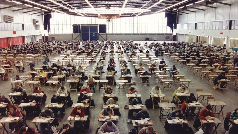 Studenten van de Erasmus Universiteit Rotterdam maken tentamens in het AHOY-complex, 1994. Beeld 