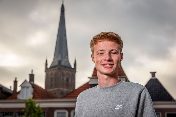 Jeffrey Buis in hartje Steenwijk. De wereldkampioen Supersport 300 kan er ongestoord over straat.