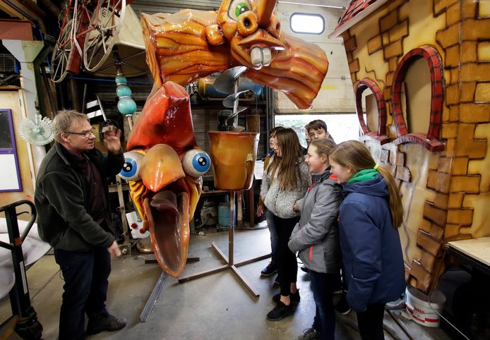 Roosendaal : Leerling van JTC op bezoek in bouwloods van carnavalsvereniging De Kurketrekkers
foto: Pix4profs/Gerard van Offeren   Reinout Taheij van cv De Kurketrekkers geeft uitleg