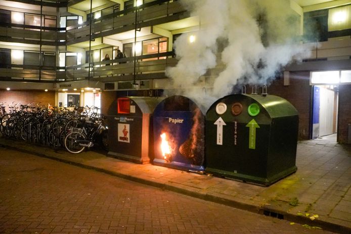 Er waren flinke rookwolken te zien bij de papiercontainer.