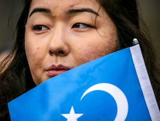 Oeigoerse vrouwen getuigen over verkrachtingen en folteringen in Chinese kampen: “Mannen betaalden geld om de mooiste en jongste meisjes uit te kiezen”