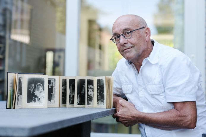 Fred van den Broek met het trouwalbum.