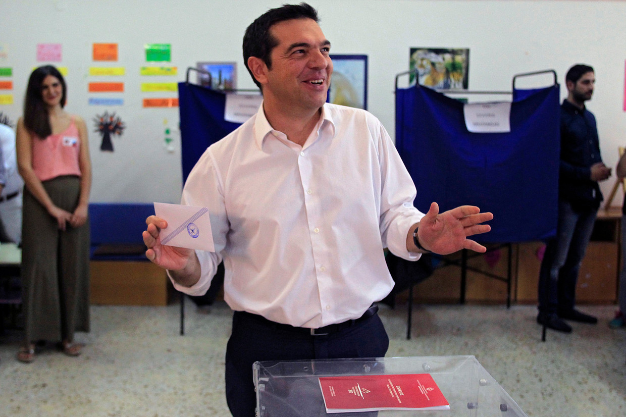 Oud-premier Tsipras bracht vroeg in de ochtend zijn stem uit in Athene. Beeld epa