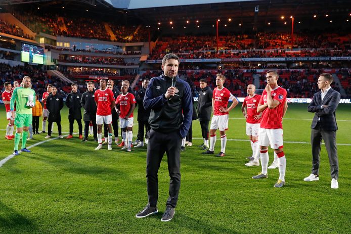 Mark van Bommel of PSV thanking the supporters during PSV - Heracles Almelo NETHERLANDS, BELGIUM, LUXEMBURG ONLY COPYRIGHT BSR/SOCCRATES