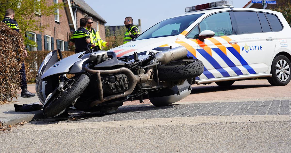 Motorrijder gewond door aanrijding met auto in Almkerk.