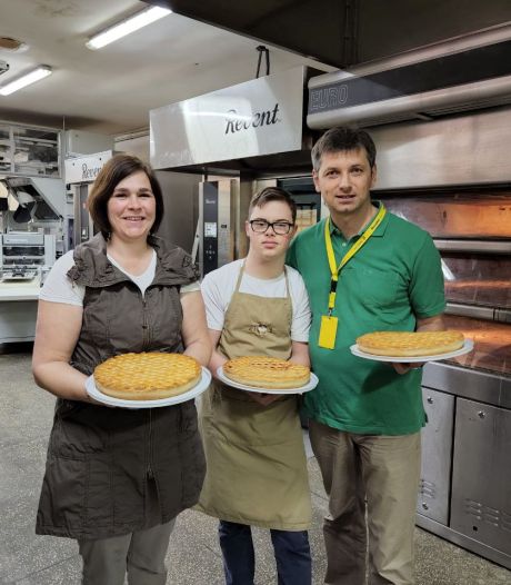  
Oekraïeners bakken Sonse Houwens ‘flaai’ bij Kiev; vlaaienbakkers geven jongeren met downsyndroom een kans