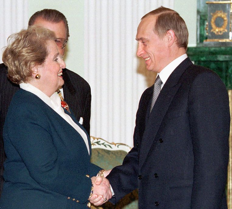 Toenmalig Amerikaanse minister van Buitenlandse Zaken Madeleine Albright en Poetin in 2000.  Beeld BELGAIMAGE