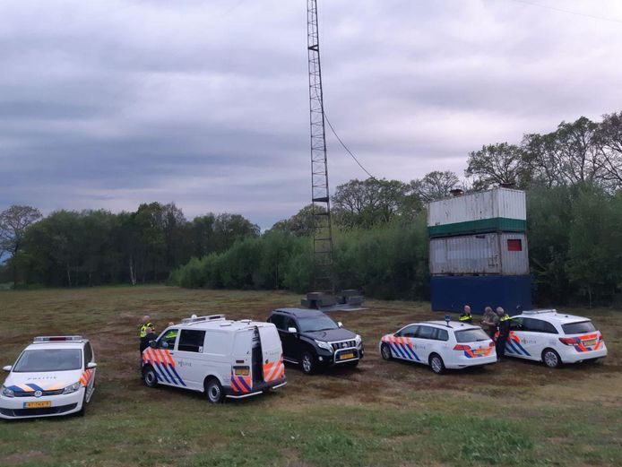 De politie kwam vorig jaar massaal in actie bij het oprollen van een radiomast en -installatie in het buitengebied van Neede, op een terrein van Staatsbosbeheer.