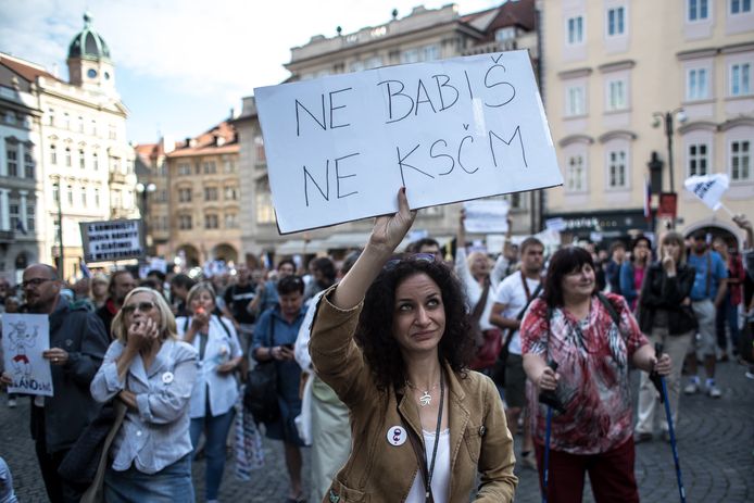 Een vrouw protesteert tegen premier Babis tijdens de vertrouwensstemming in het Tsjechische parlement.