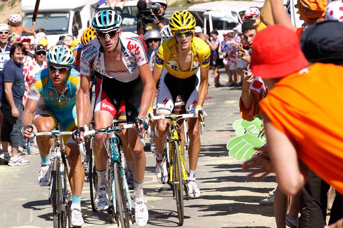 Van den Broeck voorop in de groep der favorieten tijdens de Tour van 2010. In het geel: Andy Schleck.