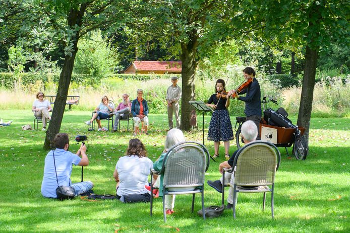 Op afstand van elkaar luisteren liefhebbers van klassieke muziek naar de twee Bachspecialisten.