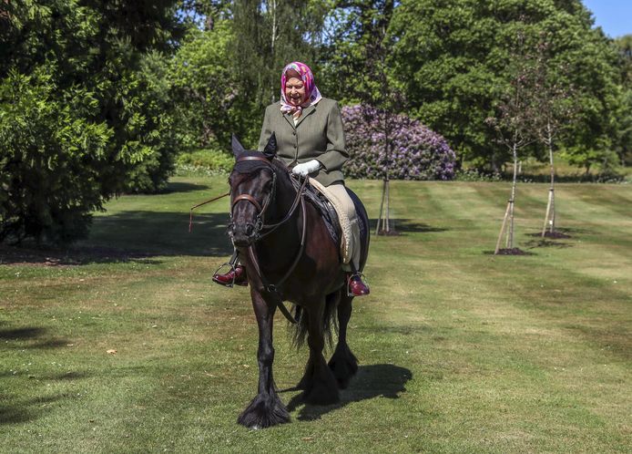 Ook de Queen genoot vandaag van het mooie weer, en liet zich door haar leeftijd niet tegenhouden om een ritje te paard te maken.