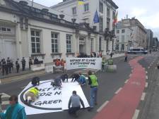 “Le Premier ministre n’a pas compris”: Greenpeace répond à la “pause” climatique d’Alexander De Croo par une action rue de la Loi