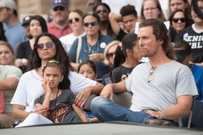 Matthew McConaughey en zijn gezin wonen de rally bij.