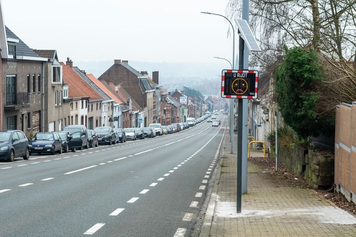 Onder meer boven de Kruisstraat is een digitale snelheidsmeter geplaatst.