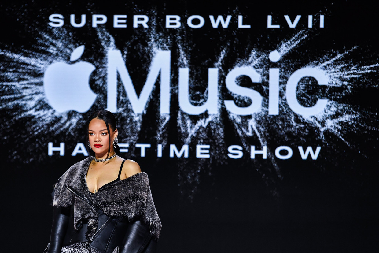 Riri tijdens de persconferentie voor haar Super Bowl-halftimeshow. Beeld Photo News