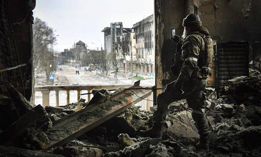 Een Russische soldaat in het door zijn land vernietigde theater van Marioepol, met honderden dode burgers in de schuilkelder.
