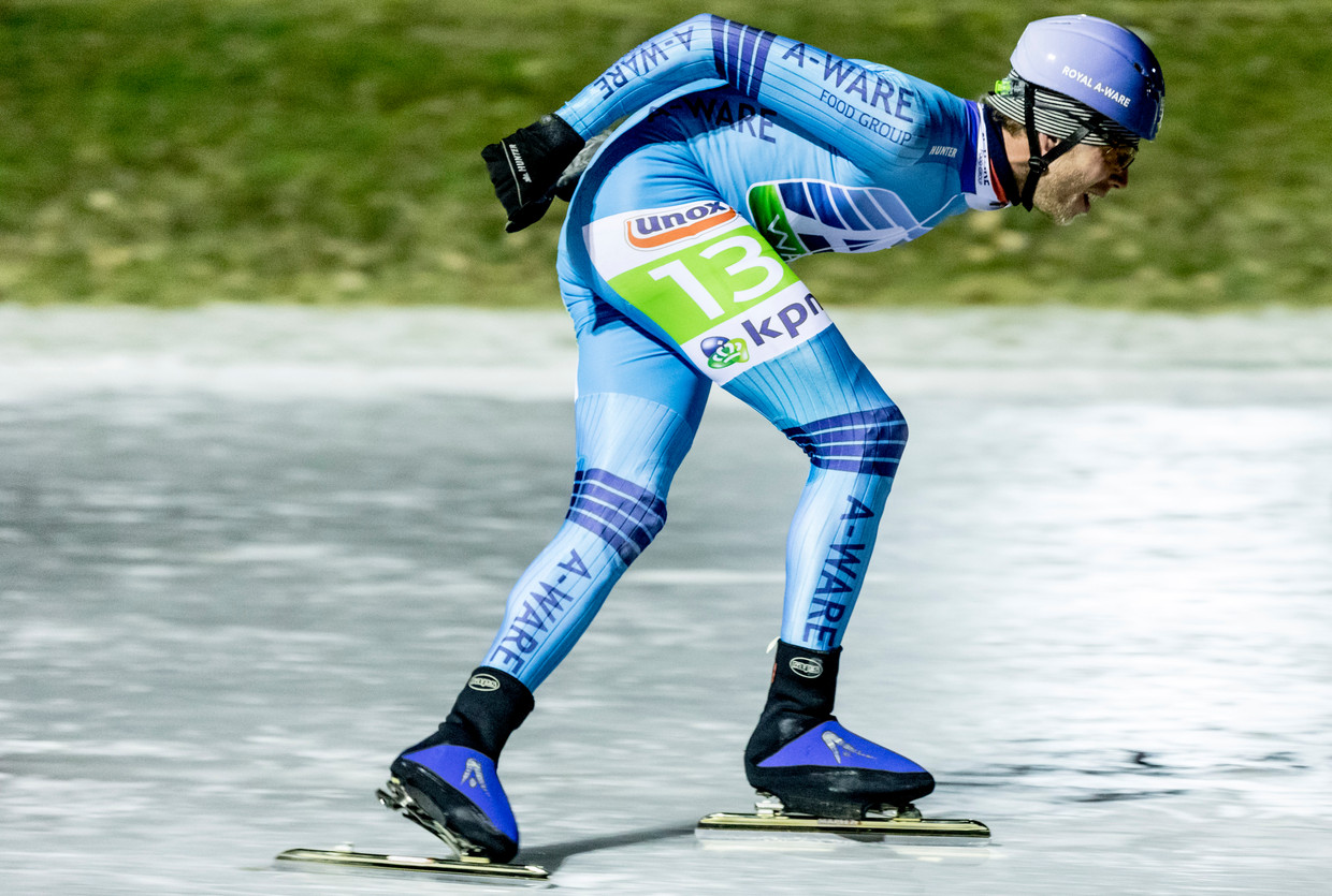 Jorrit Bergsma tijdens de eerste marathon op natuurijs in 2018 in Haaksbergen.  Beeld Freek van den Bergh / de Volkskrant