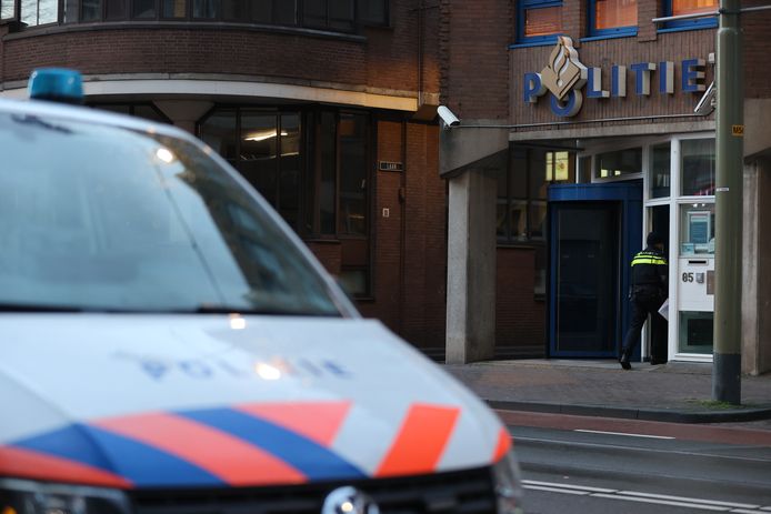 appel dorst Betasten Cel voor Hagenaar (28) die dreigde politiebureau op te blazen: 'Ik kom met  bomgordel en blaas iedereen op' | Den Haag | AD.nl
