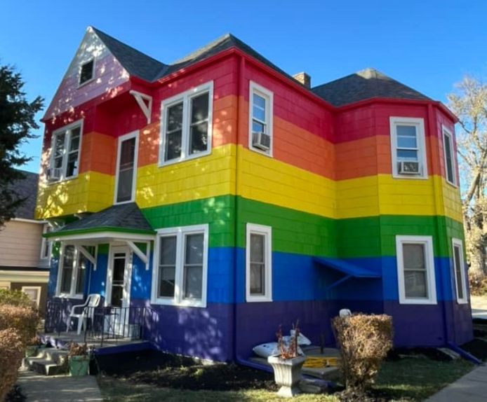 Het nieuwe uitzicht voor de homofobe buurman.