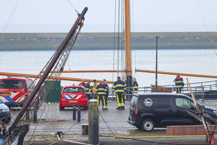 Hulpdiensten in de haven van Harlingen.