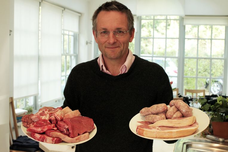 Michael Mosley met een bord rood en een bord bewerkt vlees. Beeld ACht