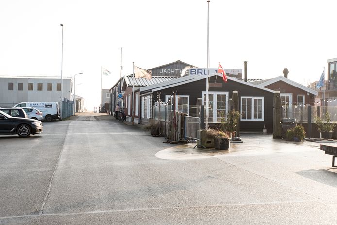 Visrestaurant BRU17 en scheepsbouwer Padmos willen het tussenliggende terrein aan de Reparatiehaven in Bruinisse van de gemeente kopen om hun activiteiten uit te breiden.
