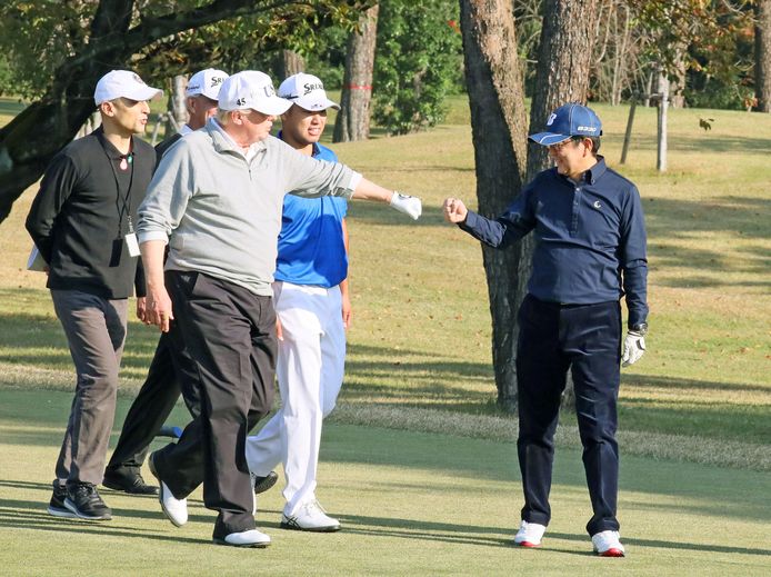 Donald Trump met de Japanse premier Shinzo Abe op het golfterrein.