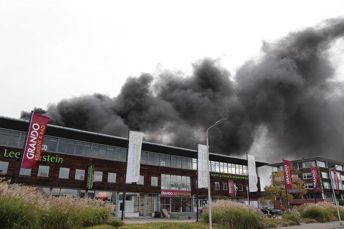 Rond 16:45 uur is er brand uitgebroken in de JYSK aan de Leeuwenstein in Delft.
