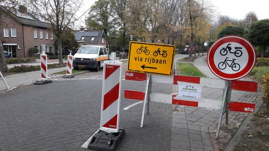 Gedurende de werkzaamheden was de weg naar Biest-Houtakker afgesloten voor doorgaand verkeer. Alleen fietsers mochten doorrijden op de momenten dat er niet gezaagd werd.