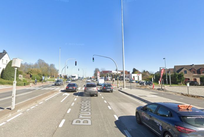 Op de Brusselsesteenweg (N9) richting Brussel is ter hoogte van de Kortemanstraat in Asse hetw egdek omhoog gekomen.