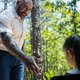 Niet helemaal geslaagde horrorfilm Knock at the Cabin blijft overeind dankzij cast en flair ★★★☆☆