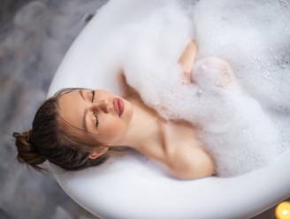 Neem een bad en 5 andere tips om goed in slaap te vallen tijdens warme nachten