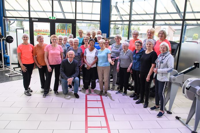 De leden van Damesgym Geesteren, met in het midden vooraan scheidend gymleraar Joost Uyterschout.