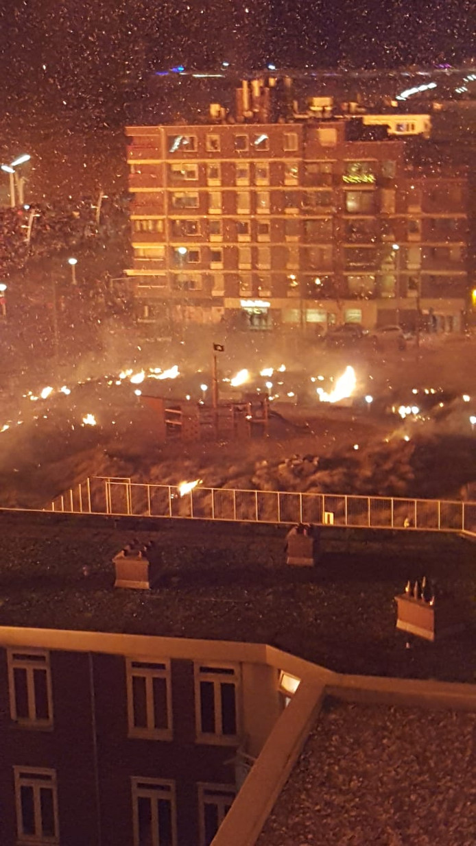 De vonken zorgen overal in Scheveningen voor meer brandjes.