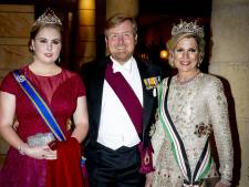 Máxima’s avondjurk vol kralen kwam uit Pakistan en daar was het land maar wat trots op 