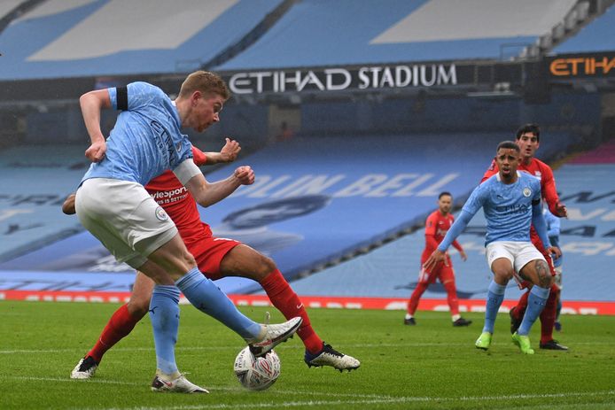 De Bruyne met de assist voor de 0-2 van City tegen Birmingham.