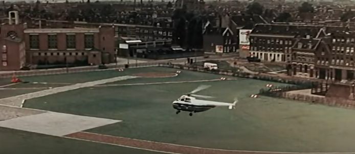 Monica tiba dengan helikopter Sabina di heliport, helipad di sebelah Hofblin.