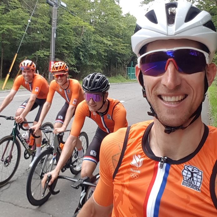 Bauke Mollema tijdens een training met Tom Dumoulin, Dylan van Baarle en Wilco Kelderman in Tokio Japan voor de Olympische Spelen