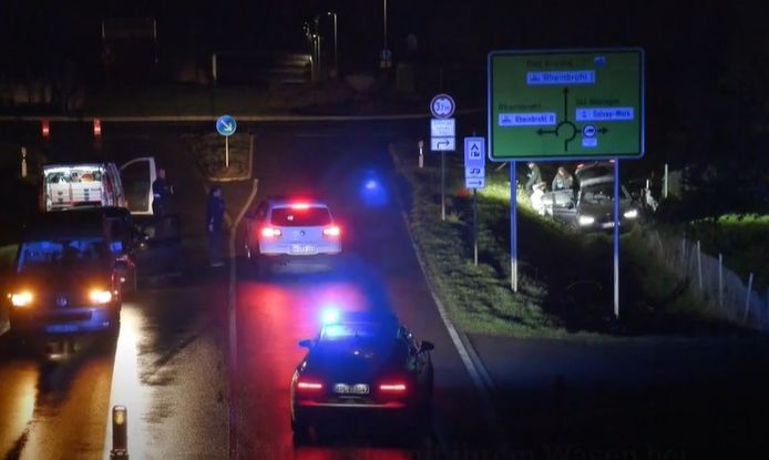 De BMW van de plofkrakers belandde na het verkeersongeluk in een naast de weg gelegen greppel.