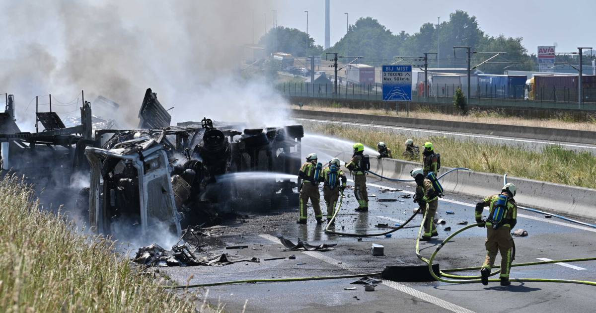 Grote brand op A16 na botsing vrachtwagens, snelweg dicht.