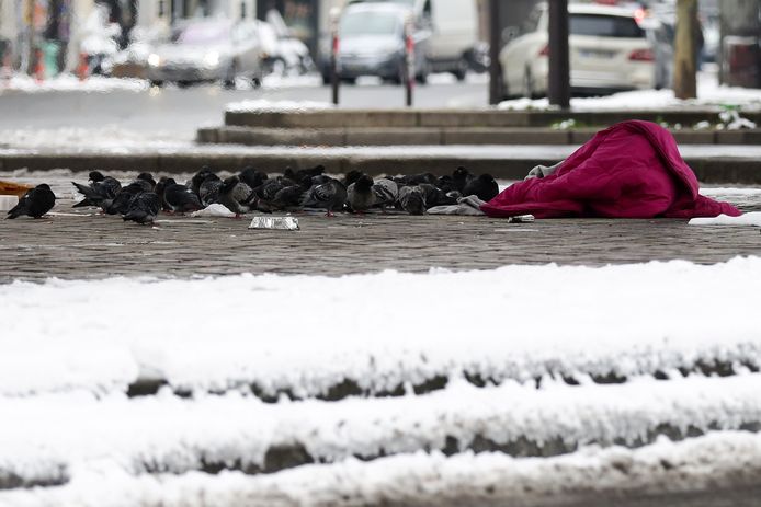 Een dakloze in de straten van Parijs.