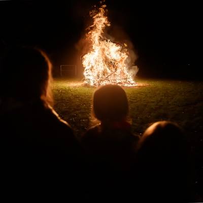 In Langeweg en Standdaarbuiten is het nog traditie: de kerstboomverbrandingen