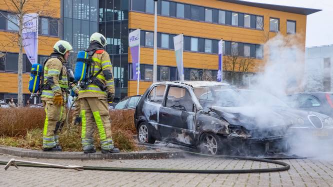 Geparkeerde auto in Amersfoort gaat in vlammen op