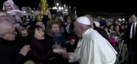 Le pape François perd son calme face à une fidèle, puis s’excuse
