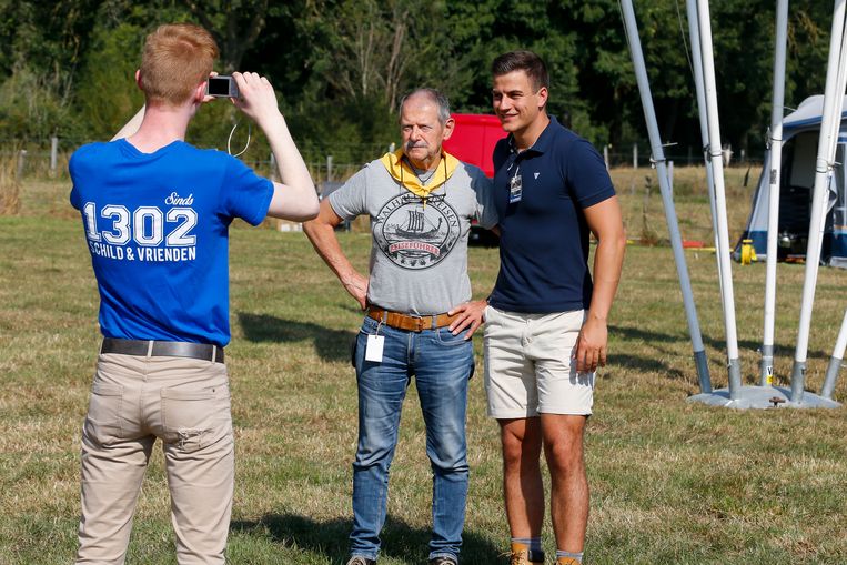 Schild & Vrienden-oprichter Dries Van Langenhove poseert met een fan op de IJzerwake in 2019. Beeld BELGA